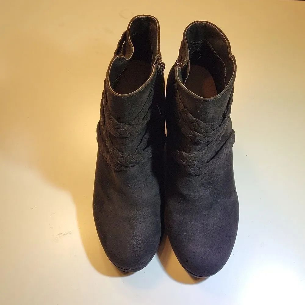 BRAIDED CLOSED TOE ZIPPER CLOSURE ANKLE SUEDE BOOTIES